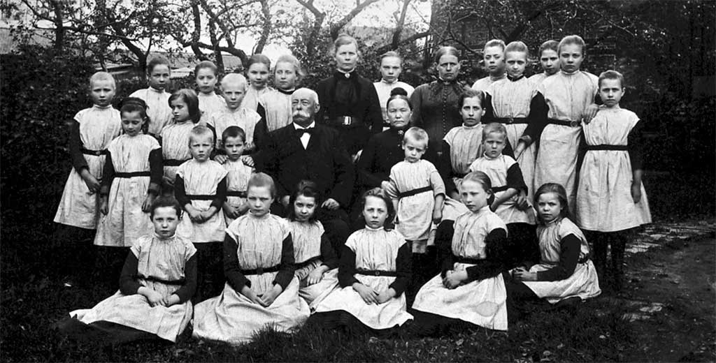Pikene i Alfredheim 1890