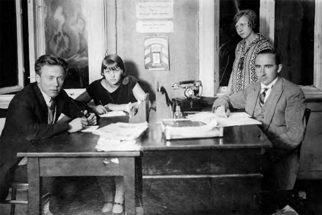 Rigmor Larsen (sittende) på partikontoret til Norges Kommunistiske Parti (NKP) i 1926, i Storgata 45.